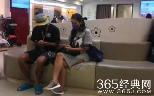 张震岳在《中国新说唱》公布婚讯 女友预产期在九月