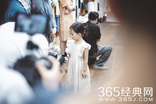 孙莉晒两女儿合影 多多亭亭玉立 多妹呆萌可爱