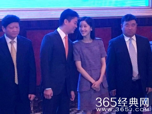 章泽天素颜与刘强东甜蜜逛超市 女神范儿十足