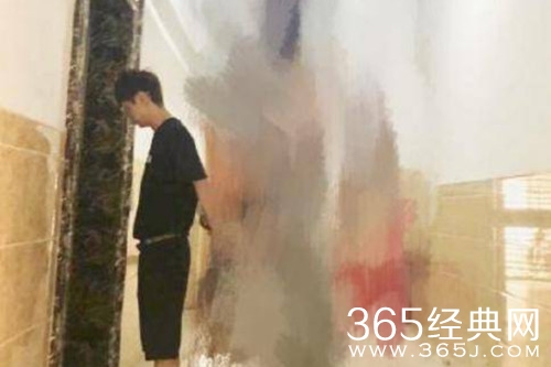 偶遇何炅牵手妈妈