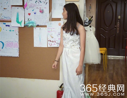 孙莉晒两女儿合影 多多亭亭玉立 多妹呆萌可爱