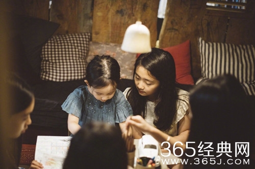 孙莉晒两女儿合影 多多亭亭玉立 多妹呆萌可爱