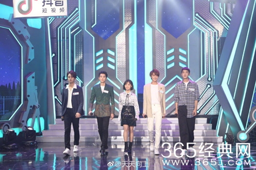 《流星花园》F4沈月登上《天天向上》，网友大呼养眼