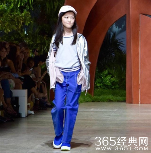 多多李嫣同台走秀 多多李嫣时装周走秀
