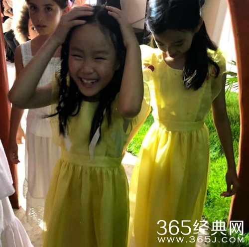 多多李嫣同台走秀 多多李嫣时装周走秀