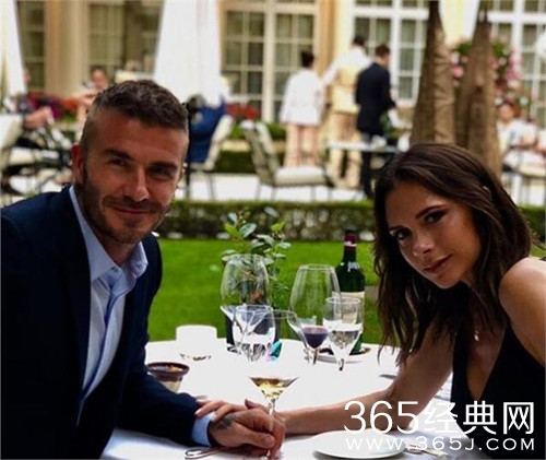 小贝夫妇烛光晚餐庆结婚19周年 这样的纪念太甜了