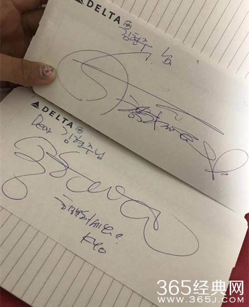 ​ 空姐偶遇宋仲基宋慧乔 并得到了双宋签名