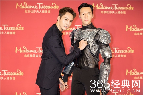 陈伟霆揭幕蜡像 真人蜡像傻傻分不清-