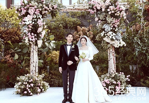 ​ 空姐偶遇宋仲基宋慧乔 并得到了双宋签名