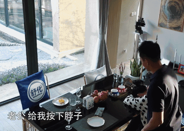 汪小菲要润唇膏，大S却给他口红，太皮了！