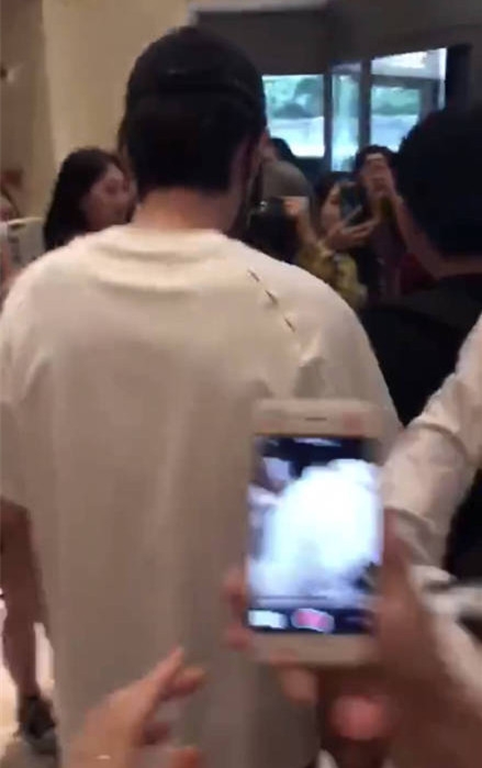 朱一龙遭私生饭围攻 其中一位的做法遭众怒