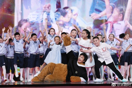 奔跑嘉年华心疼邓超 只因他穿的太厚了~