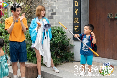 刘人语登陆不可思议的妈妈2，落水仍敬业完成录制