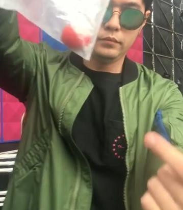周杰伦再秀魔术技能 双下巴却无辜躺枪