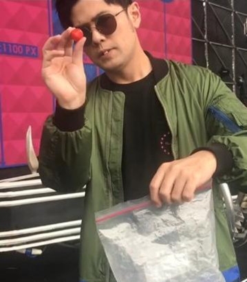 周杰伦再秀魔术技能 双下巴却无辜躺枪