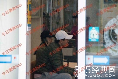 高云翔保释后首次现身 董璇全程陪同