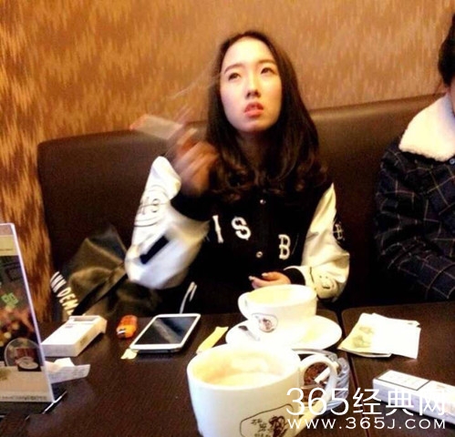 孟美岐16岁抽烟图曝光 吸烟动作娴熟