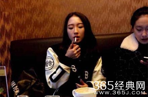 孟美岐16岁抽烟图曝光 吸烟动作娴熟