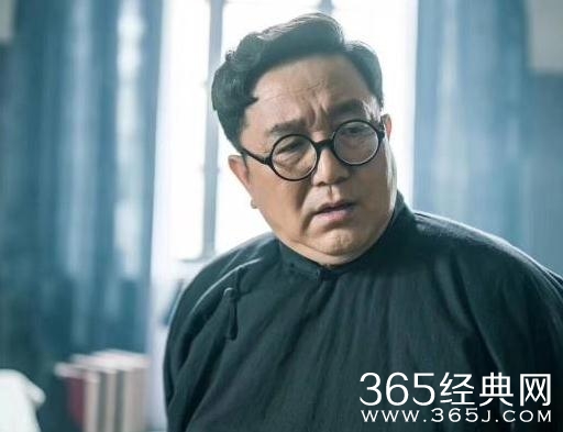 面具陈老师为什么潜伏在李春秋身边？目的是什么