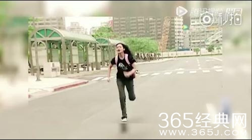 《幸福三重奏》大S展示了一双收藏十几年的鞋，珍藏原因让人泪目