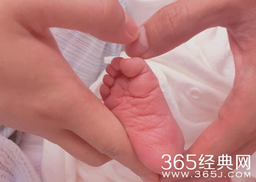 苏炳添晒儿子小脚丫照 掩饰不住内心的喜悦