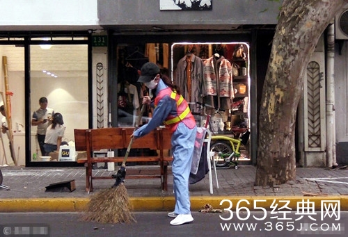 唐嫣化身清洁工扫大街，其实是在录制真人秀~