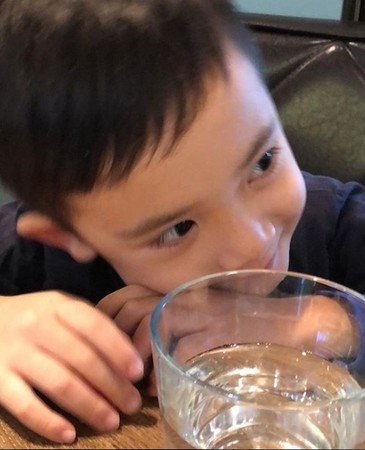 梁静茹儿子曝近照 睫毛又长又翘超浓密