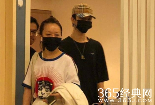 医院偶遇范丞丞 看起来十分的虚弱