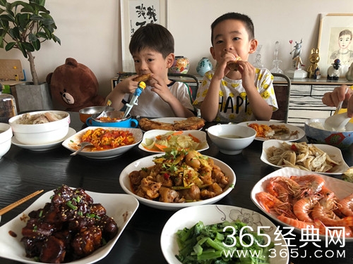 霍思燕晒嗯哼Jasper同框照 嘟嘴卖萌默契十足