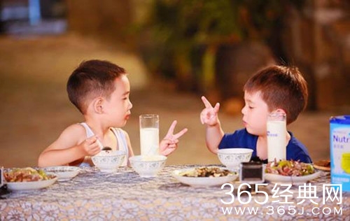 霍思燕晒嗯哼Jasper同框照 嘟嘴卖萌默契十足