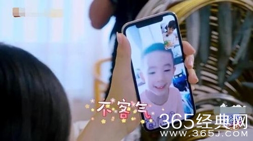 霍思燕晒嗯哼Jasper同框照 嘟嘴卖萌默契十足