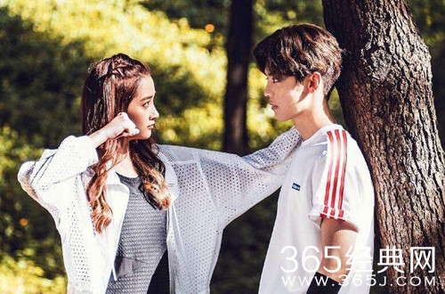 快乐大本营鹿晗关晓彤合体，开启甜蜜暴击