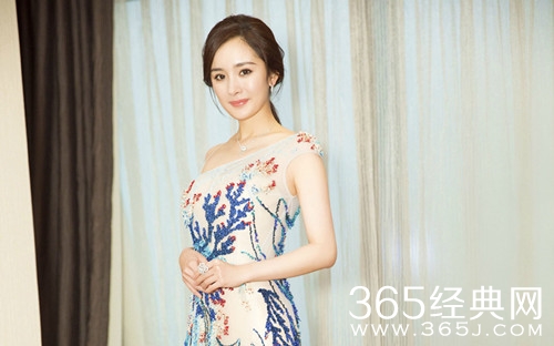 杨幂久违晒自拍 少女气息十足