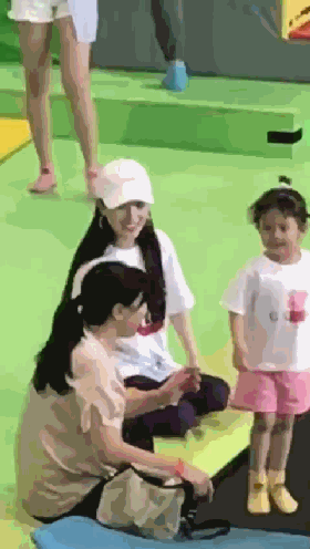 李小璐带甜馨玩游乐场 仍未见到贾乃亮