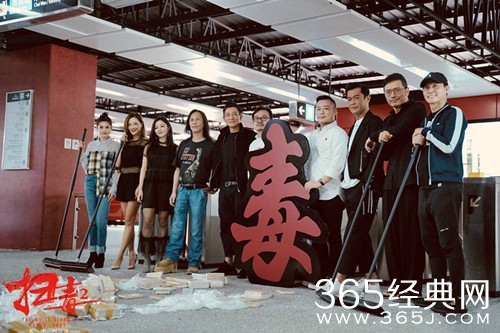 应采儿晒与刘德华合影 声称没有感情戏很生气