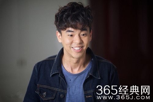 柯有伦下跪求婚画面曝光 把兄弟聚焦才宣布