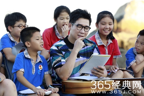 同一堂课品冠代任音乐课老师，讲述自己的童年