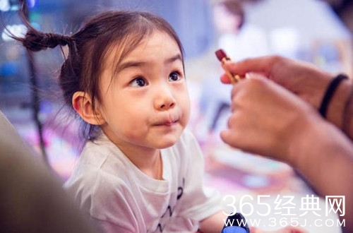 戚薇女儿中文名曝光 戚薇：我花30秒取的