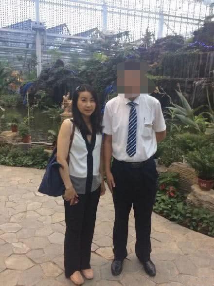 郭晶晶低调回娘家 穿着与一般的家庭主妇无异