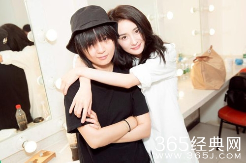 杨幂为周笔畅庆生 两人是塑料姐妹花？