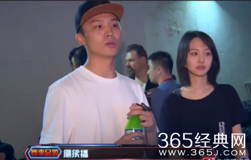 郑爽新恋情疑曝光 与男方搂肩搭背上演吻头杀