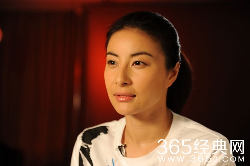 郭晶晶低调回娘家 穿着与一般的家庭主妇无异
