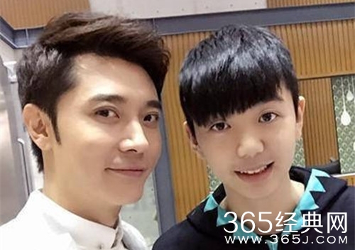 张丹峰儿子签约乐华 如今才17岁