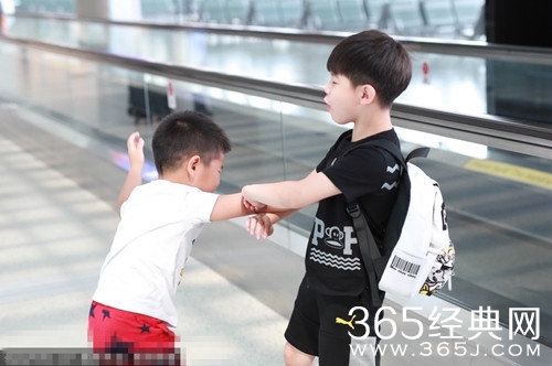 安吉小鱼儿一对塑料兄弟，互相打架胡可都无奈了