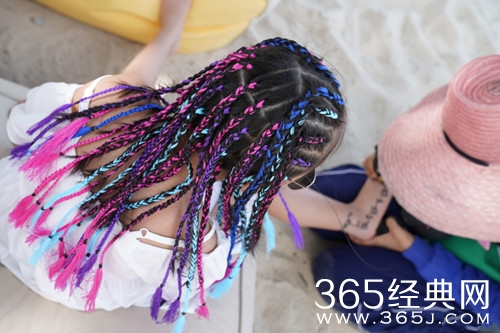 雷佳音老婆晒泳装照 身材十分性感