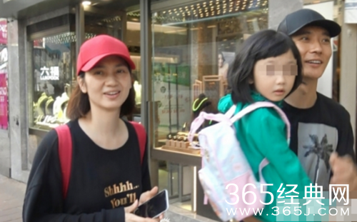 张丹峰一家风波后首现身 面带笑容同框举止亲密