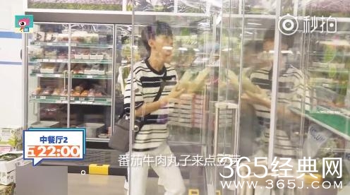 中餐厅2苏有朋王俊凯同穿条纹装，俨然一对父子