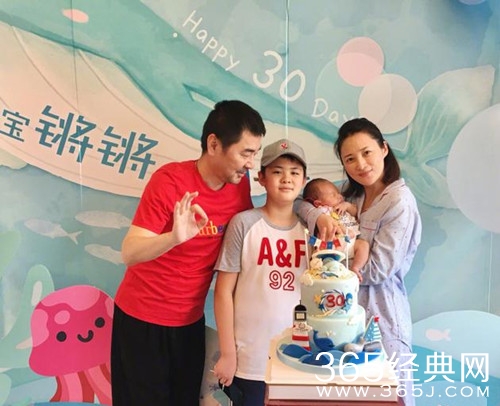 陈建斌写诗庆祝小儿子满月 一家四口十分温馨