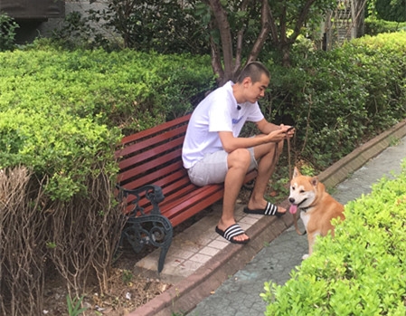 纪凌尘分手后首现身 昔日帅气形象荡然无存
