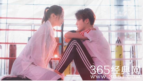 鹿晗关晓彤被曝一同出游 7岁年龄差能否克服